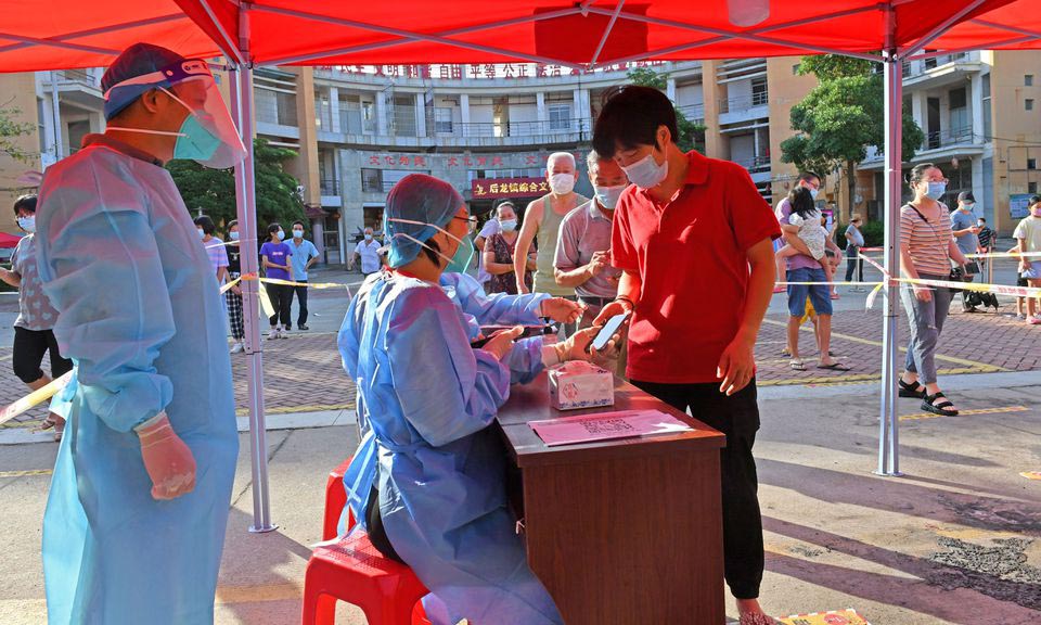 Người dân đăng ký xét nghiệm nCoV tại thành phố Tuyền Châu, tỉnh Phúc Kiến, Trung Quốc, hôm 13/9. Ảnh: Reuters.