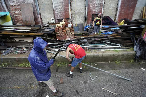 Mỹ: Bão Nicholas tấn công vùng duyên hải vịnh Mexico, mưa như trút nước gây ngập lụt, mất điện - Ảnh 1. Mỹ: Bão Nicholas tấn công vùng duyên hải vịnh Mexico, mưa như trút nước gây ngập lụt, mất điện - Ảnh 1.