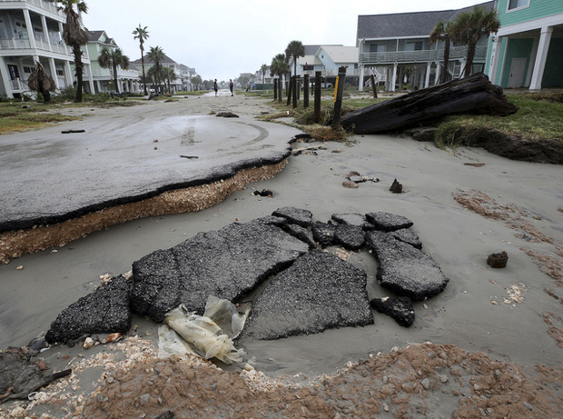Mỹ: Bão Nicholas tấn công vùng duyên hải vịnh Mexico, mưa như trút nước gây ngập lụt, mất điện - Ảnh 12. Mỹ: Bão Nicholas tấn công vùng duyên hải vịnh Mexico, mưa như trút nước gây ngập lụt, mất điện - Ảnh 12.