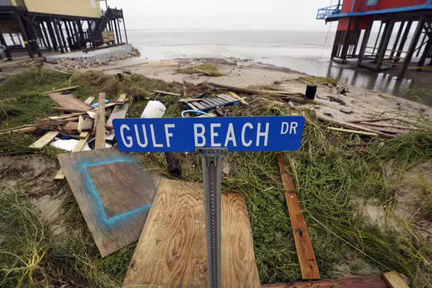 Mỹ: Bão Nicholas tấn công vùng duyên hải vịnh Mexico, mưa như trút nước gây ngập lụt, mất điện - Ảnh 16. Mỹ: Bão Nicholas tấn công vùng duyên hải vịnh Mexico, mưa như trút nước gây ngập lụt, mất điện - Ảnh 16.