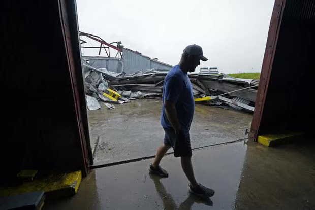 Mỹ: Bão Nicholas tấn công vùng duyên hải vịnh Mexico, mưa như trút nước gây ngập lụt, mất điện - Ảnh 8. Mỹ: Bão Nicholas tấn công vùng duyên hải vịnh Mexico, mưa như trút nước gây ngập lụt, mất điện - Ảnh 8.