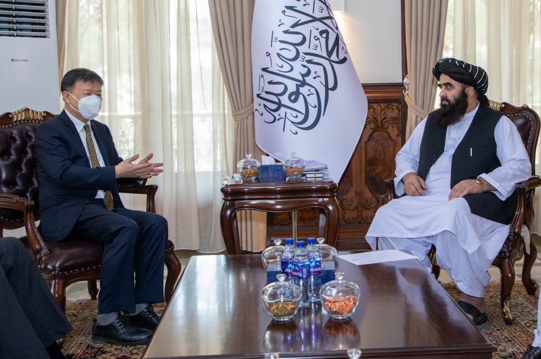 Đại sứ Trung Quốc tại Afghanistan Wang Yu (trái) và Ngoại trưởng lâm thời Afghanistan Mawlawi Amir Khan Muttaqi tại Kabul hôm 14/9. Ảnh: Twitter/Dr.M.Naeem.