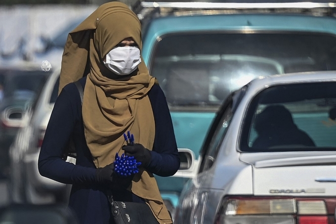 Một phụ nữ Afghanistan trên đường phố thủ đô Kabul hôm 5/9. Ảnh: AFP.