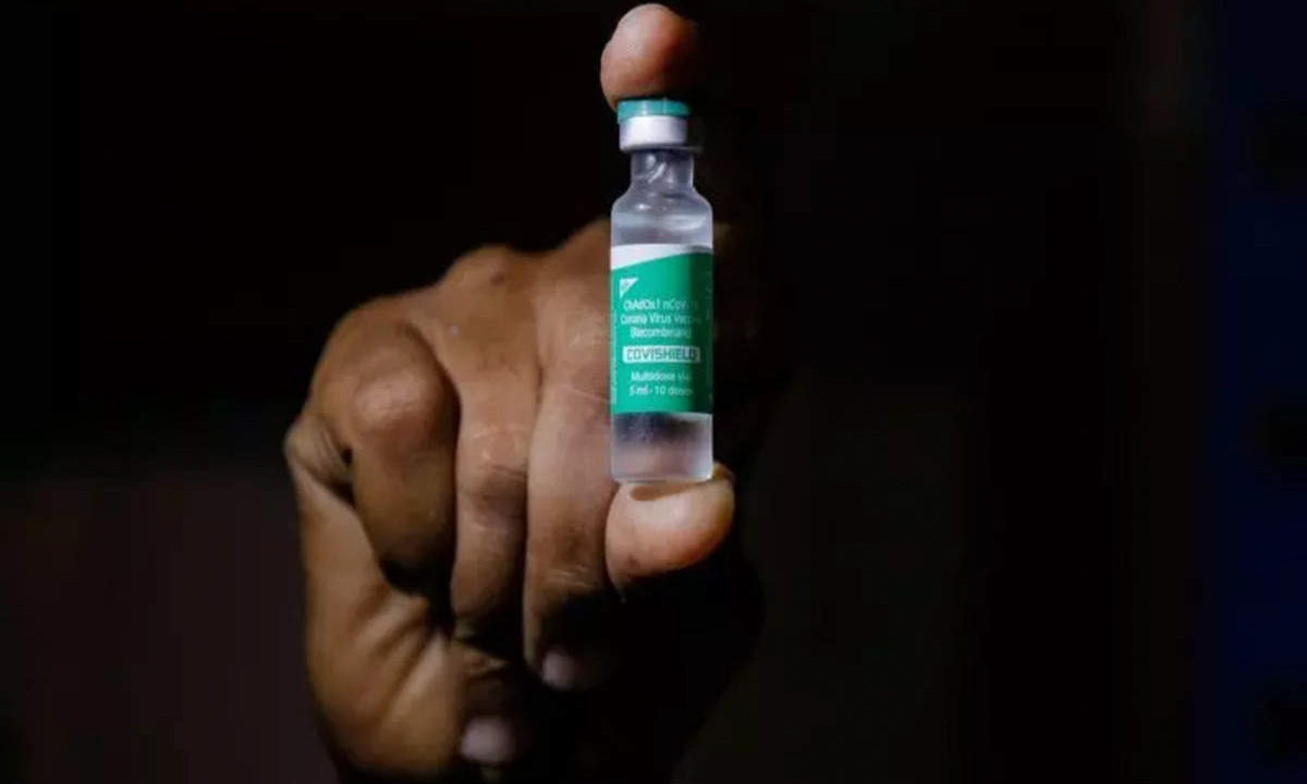 Một người cầm lọ vaccine Covishield, phiên bản của AstraZeneca sản xuất tại Ấn Độ, ở Accra, Ghana hồi tháng 2. Ảnh: Reuters.