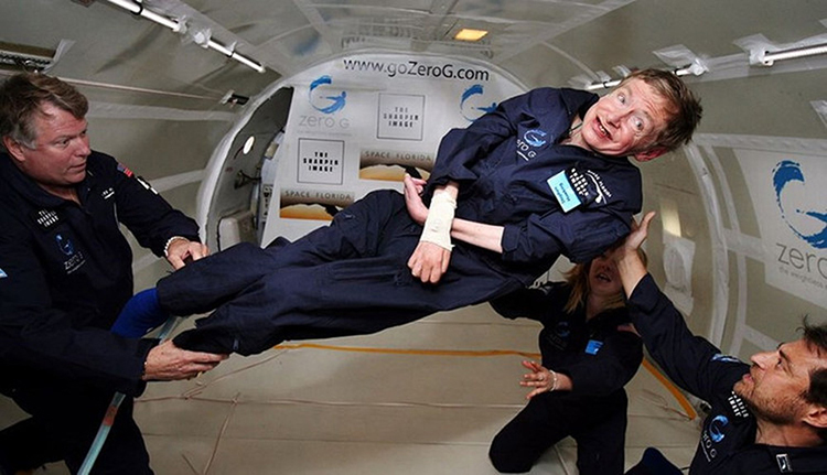 Ở tuổi 65, Stephen Hawking tham gia một chuyến bay không trọng lực, dù biết nó rất mạo hiểm. Ông cho biết rằng: Tôi muốn cho mọi người thấy rằng những hạn chế về thể xác cũng không khiến chúng ta đui chột về tinh thần và niềm tin. Ảnh: CNN