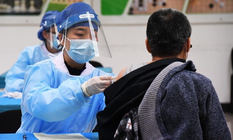 Nhân viên y tế tiêm vaccine Covid-19 cho người dân ở Bắc Kinh, Trung Quốc hôm 11/9. Ảnh: Xinhua.