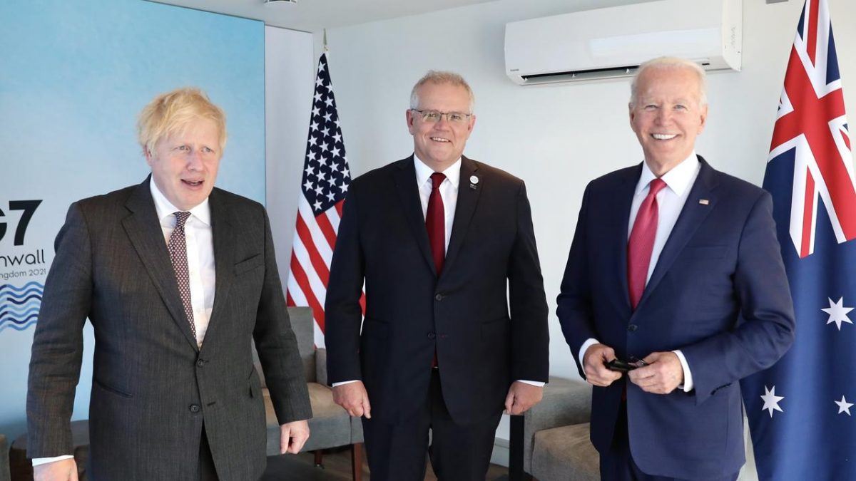 Thủ tướng Anh Boris Johnson (trái) gặp mặt Thủ tướng Australia - Scott Morrison (giữa) và Tổng thống Mỹ Joe Biden (phải) tại Anh hồi tháng 6/2021 (Nguồn The Australian).