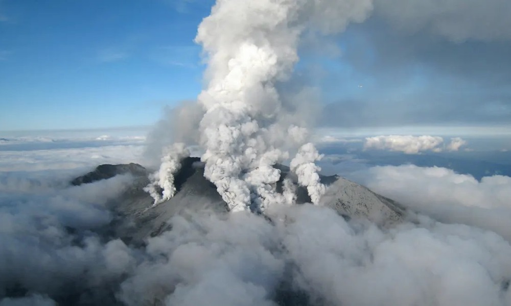 Núi lửa Otake trên đảo Suwanose, tỉnh Kagoshima, Nhật Bản phun trào hồi tháng 3. Ảnh: Twitter/EHA News.