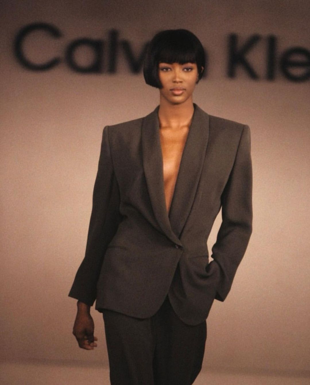 Naomi Campbell catwalk cho Calvin Klein ở thập niên 1990. Ảnh: Instagram Naomi Campbell