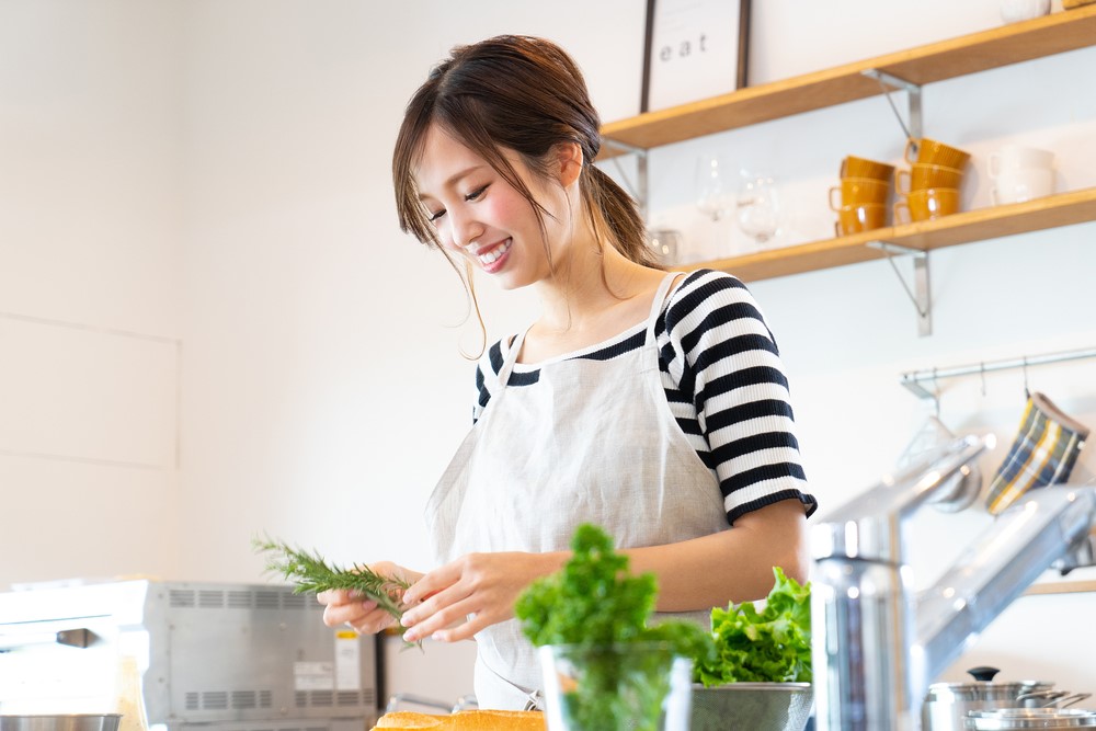 Trong những ngày giãn cách xã hội, nấu ăn cho cả gia đình là niềm vui của nhiều người. Ảnh minh họa: Shutterstock