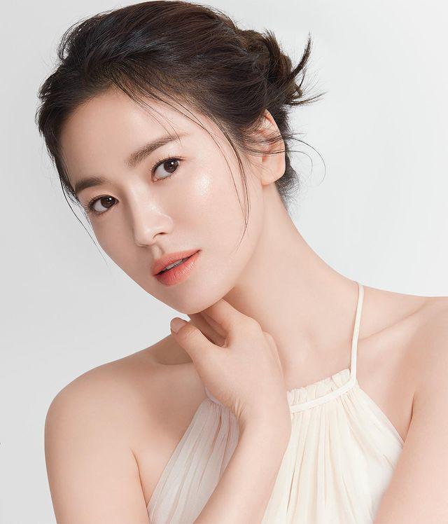 Song Hye Kyo chụp hình với trang sức tiền tỷ nào ngờ dung nhan át cả vàng bạc châu báu - 3