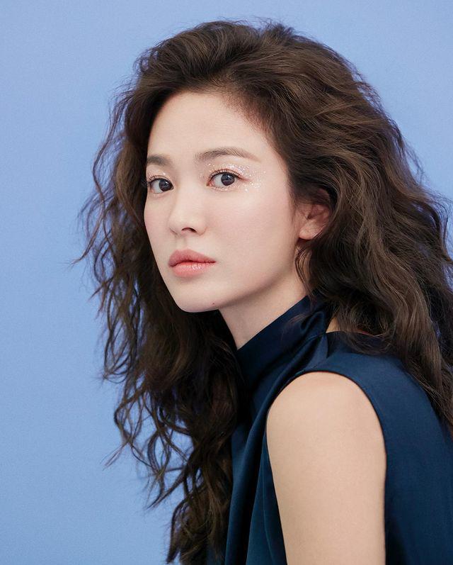 Song Hye Kyo chụp hình với trang sức tiền tỷ nào ngờ dung nhan át cả vàng bạc châu báu - 4