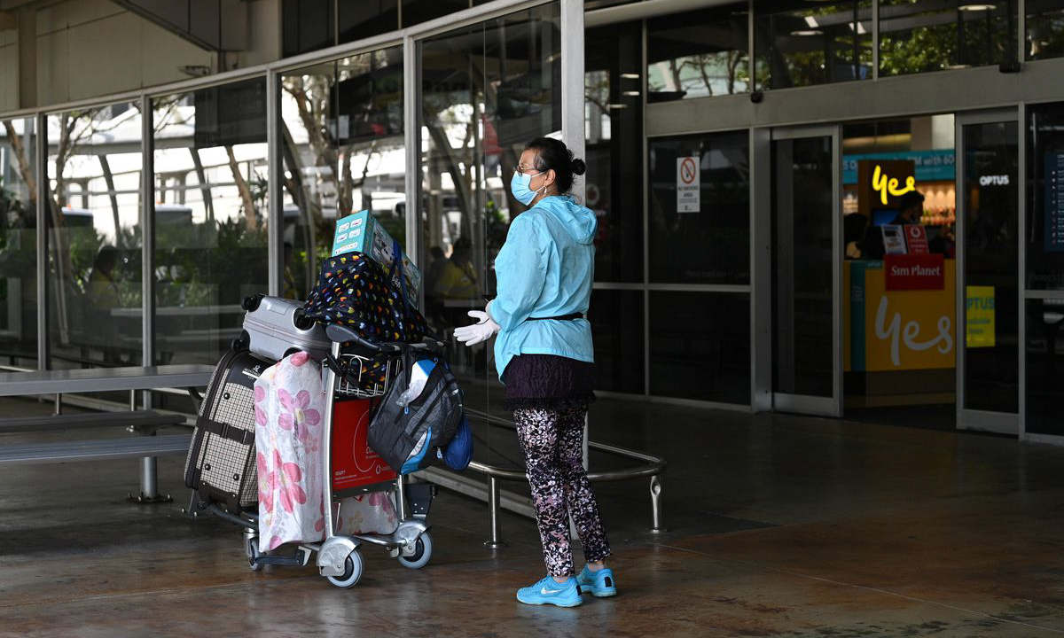 Một hành khách tại sân bay quốc tế Kingsford Smith ở Sydney, Australia, hôm 21/3. Ảnh: Reuters.