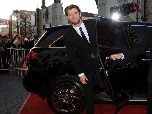 Những khoảnh khắc xuất thần của các nam tài tử Hollywood khi bước xuống xe: Hào nhoáng trên thảm đỏ, phong độ cả ngày thường - Ảnh 10.