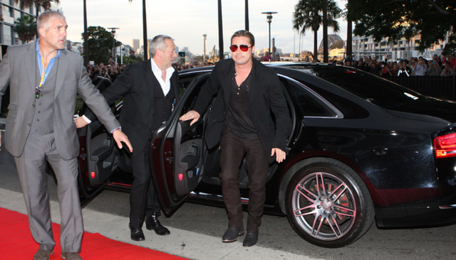 Những khoảnh khắc xuất thần của các nam tài tử Hollywood khi bước xuống xe: Hào nhoáng trên thảm đỏ, phong độ cả ngày thường - Ảnh 3.