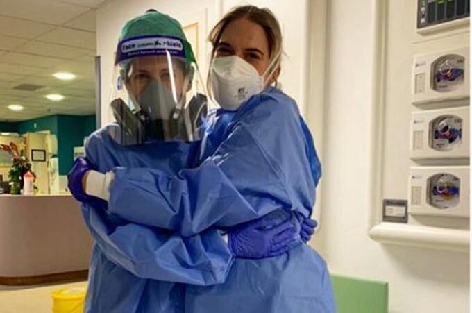 Anne Elliott (trái) cùng đồng nghiệp tại Bệnh viện Chelsea và Westminster ở London. Ảnh: ABC News
