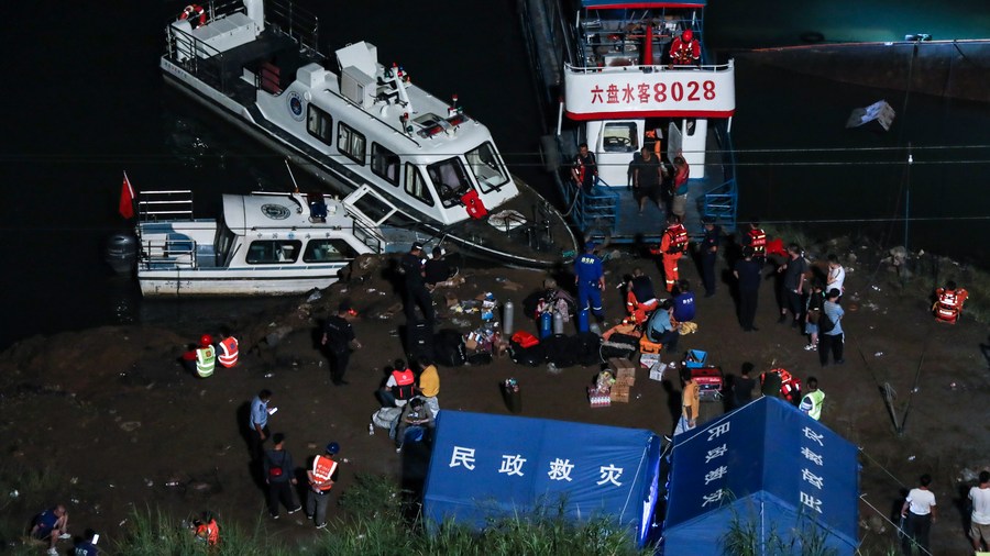 Lực lượng cứu hộ và hành khách sống sót tại khu vực xảy ra vụ chìm phà ở tỉnh Quý Châu hôm 18/9. Ảnh: Xinhua.
