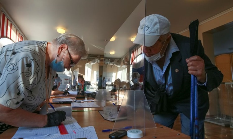 Người dân đi bỏ phiếu tại thành phố Vladivostok, vùng Viễn Đông thuộc Nga, ngày 19/9. Ảnh: Reuters.
