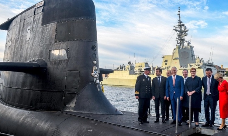 Tổng thống Pháp Emmanuel Macron (thứ hai từ trái sang) và cựu thủ tướng Australia (giữa) Malcolm Turnbull đứng trên boong tàu ngầm HMAS Waller của Australia