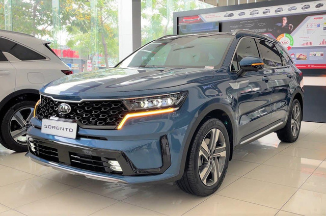 SUV cỡ trung 7 chỗ đua giảm giá trăm triệu tại Việt Nam: Quyết giành khách mùa dịch, bám đuổi Santa Fe và Fortuner - Ảnh 3.