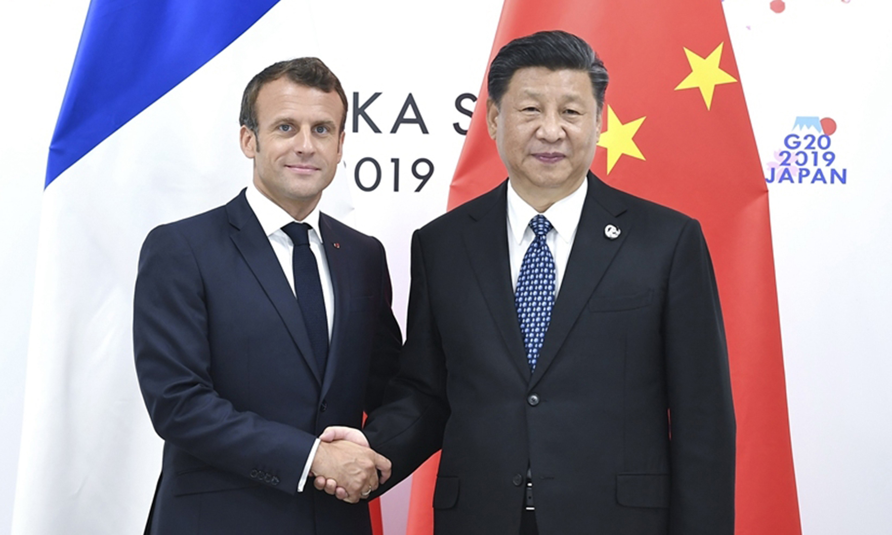 Tổng thống Pháp Emmanuel Macron (trái) bắt tay Chủ tịch Trung Quốc Tập Cận Bình tại hội nghị G20 ở Osaka, Nhật Bản, hồi tháng 6/2019. Ảnh: Xinhua.
