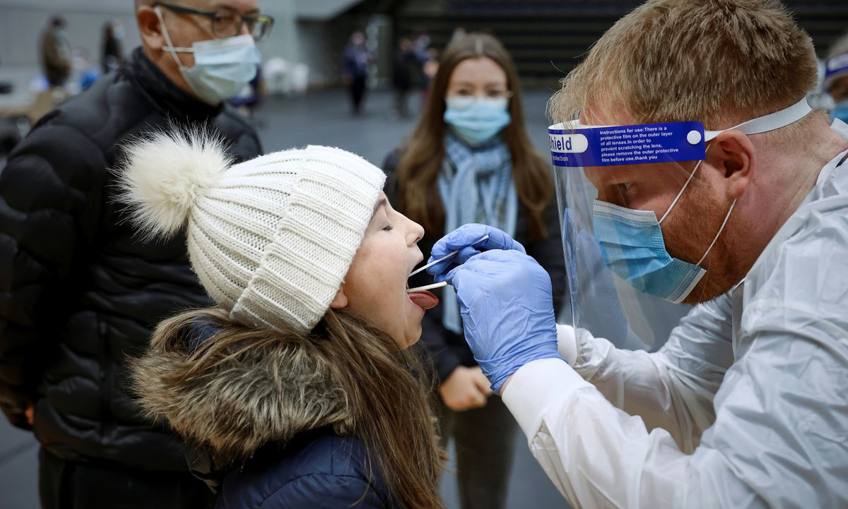 Một điểm xét nghiệm Covid-19 tại Northern Jutland, Đan Mạch hồi tháng 11/2020. Ảnh: Reuters.