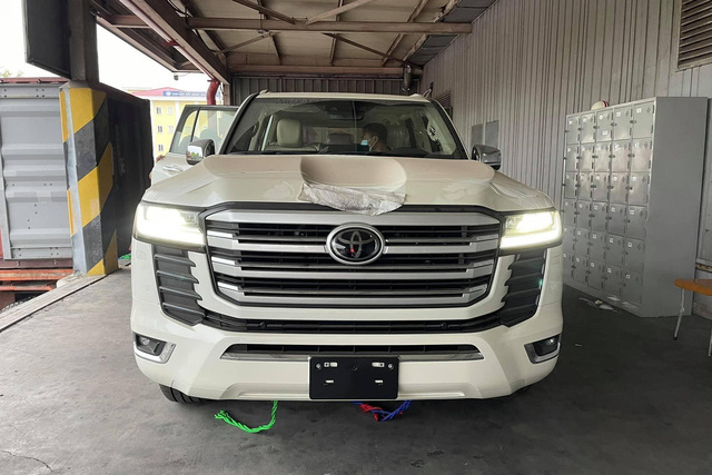 Những xe nhập tư về Việt Nam với bạt ngàn option giành khách của xe chính hãng: Toyota Land Cruiser là hàng hot nhưng Mercedes GLS mới đặc biệt - Ảnh 1.