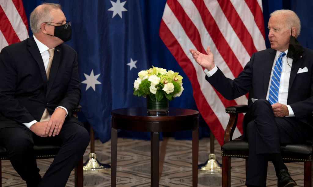 Tổng thống Mỹ Joe Biden (phải) và Thủ tướng Australia Scott Morrison gặp bên lề cuộc họp Đại hội đồng ở New York hôm 21/9. Ảnh: AFP.