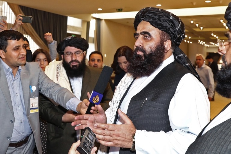 Ngoại trưởng chính phủ lâm thời Taliban Amir Khan Muttaqi trả lời phóng viên tại Kabul tuần trước. Ảnh: AFP.