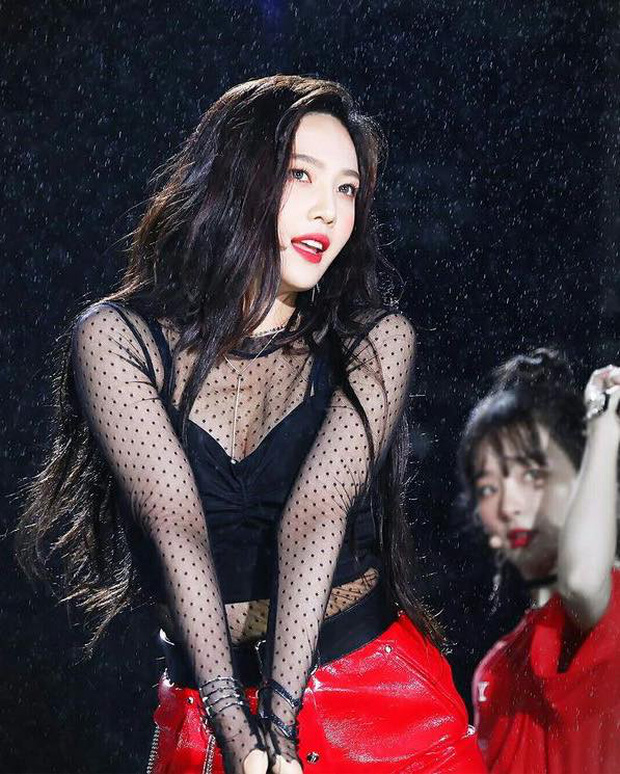 Các fanboy ngắm body mướt mát của Joy (Red Velvet) qua loạt sân khấu đỉnh cao này chắc tiếc lắm, vì giờ cô ấy đã là bồ người ta - Ảnh 18.