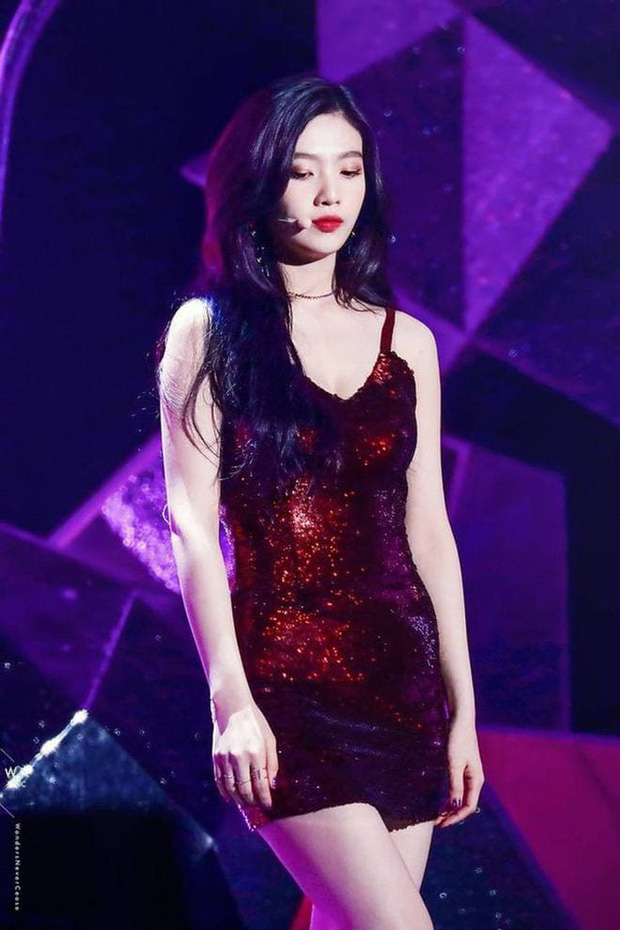 Các fanboy ngắm body mướt mát của Joy (Red Velvet) qua loạt sân khấu đỉnh cao này chắc tiếc lắm, vì giờ cô ấy đã là bồ người ta - Ảnh 9.