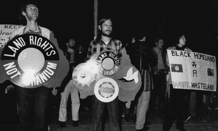 Một cuộc biểu tình phản đối uranium bên ngoài Nhà hát Opera Sydney ngày 4/6/1979. Ảnh: Fairfax.