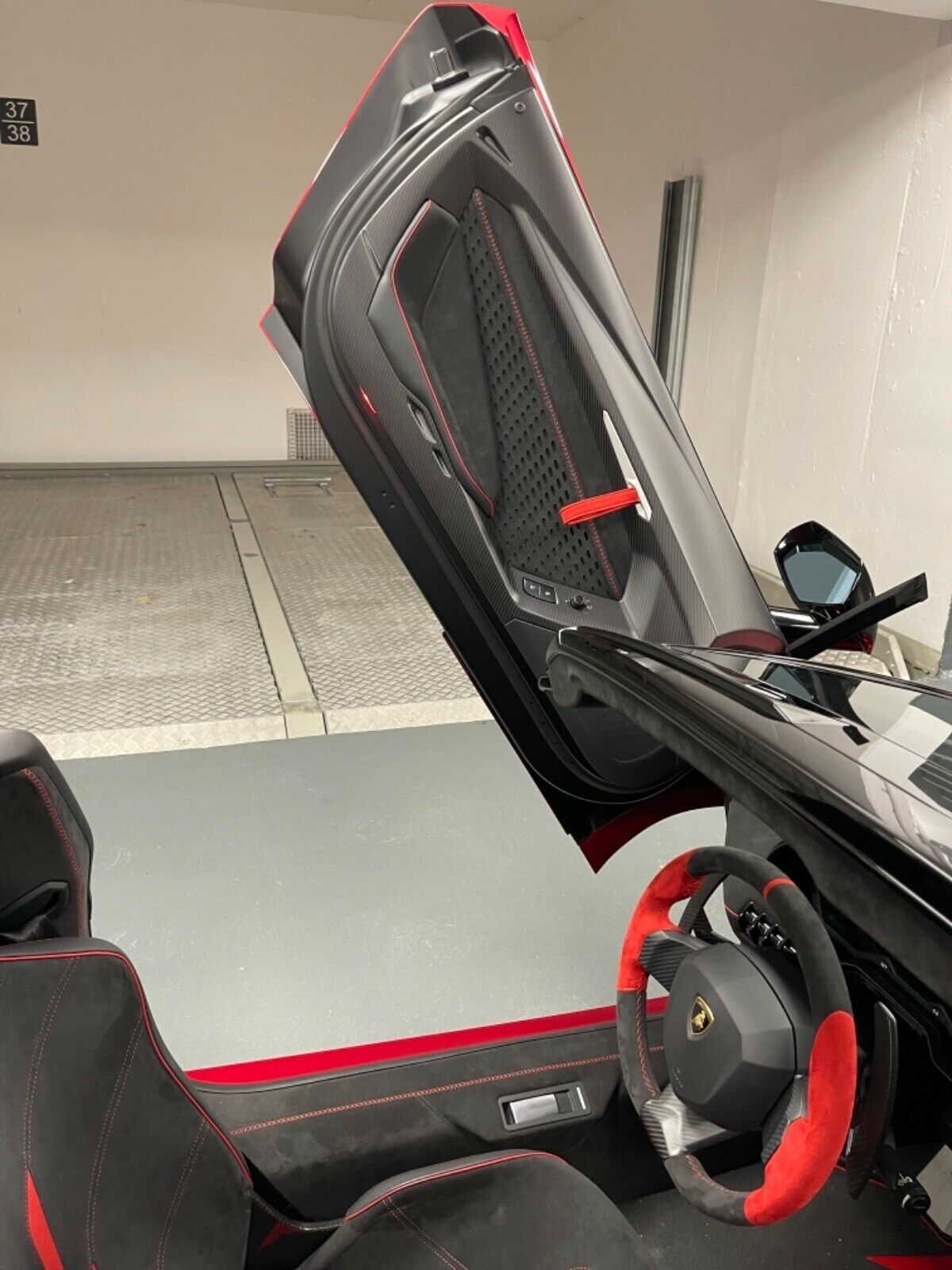 Lamborghini Centenario Roadster được rao bán hơn 100 tỷ đồng - Ảnh 5.