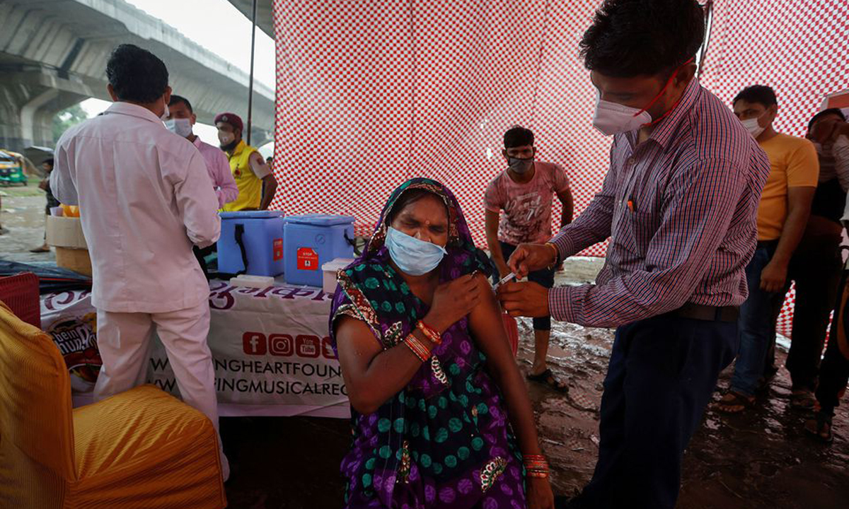 Một điểm tiêm chủng vaccine Covid-19 tại New Delhi, Ấn Độ hôm 31/8. Ảnh: Reuters.