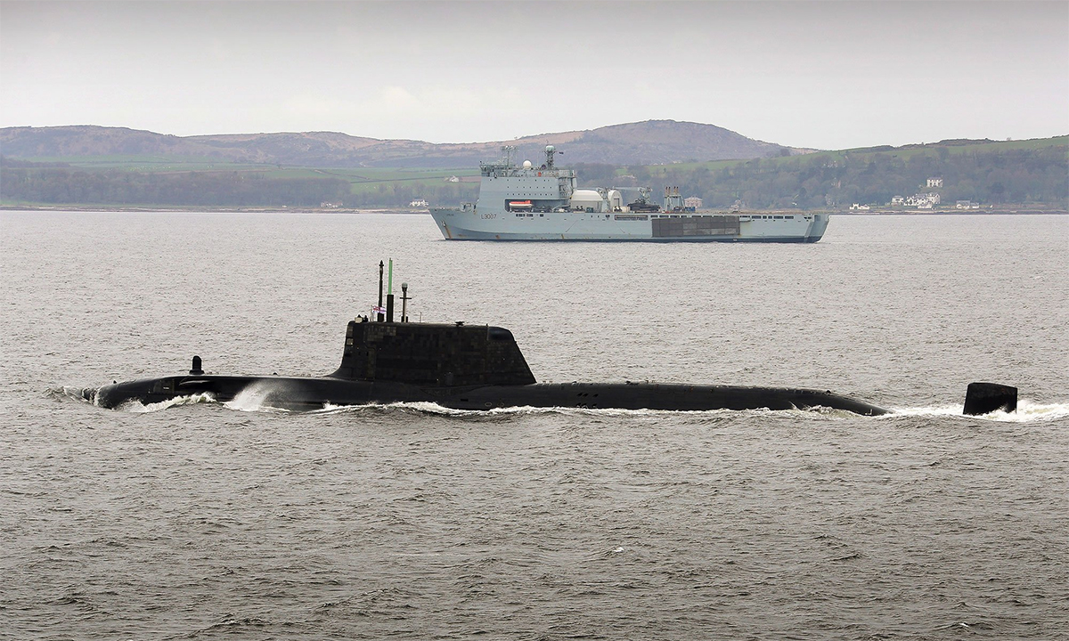 Tàu ngầm HMS Ambush (trước) và tàu hậu cần RFA Lyme Bay (sau) tham gia diễn tập Joint Warrior ở vịnh Faslane, Anh tháng 4/2019. Ảnh: Twitter/NavyLookout.