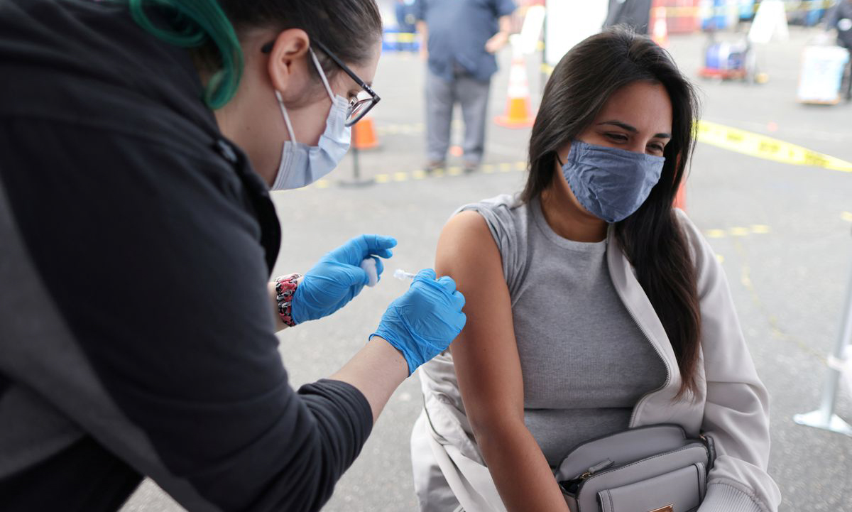 Một điểm tiêm chủng vaccine Covid-19 ở Los Angeles, California, Mỹ hồi tháng 3. Ảnh: Reuters.