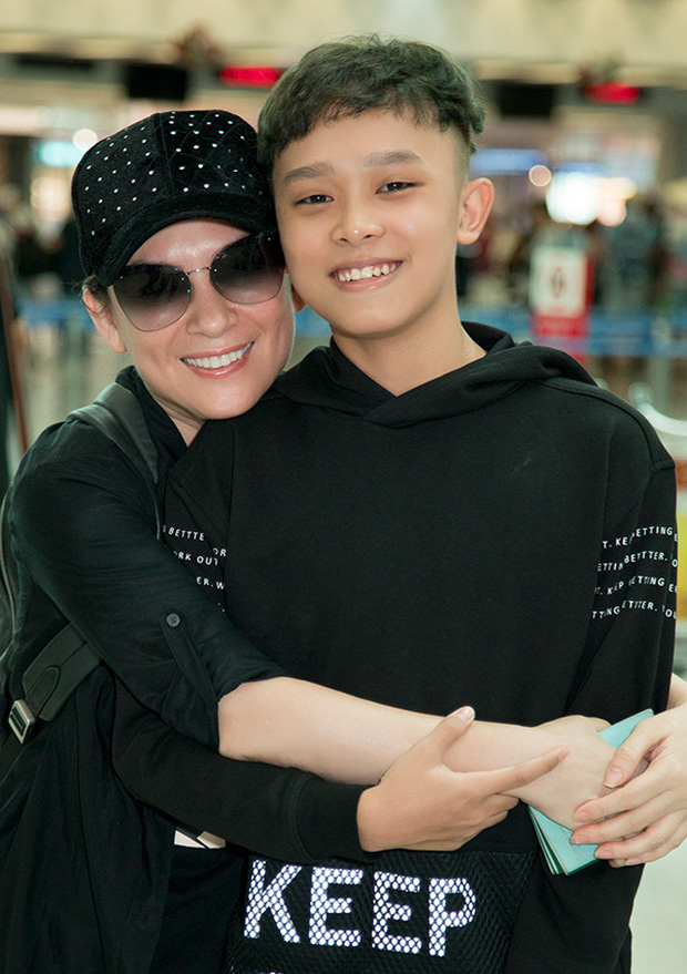 Thu Hoài đăng ảnh Phi Nhung bên Hồ Văn Cường năm xưa, khoảnh khắc 2 mẹ con gây xúc động giữa lúc sức khoẻ nữ ca sĩ diễn biến xấu - Ảnh 2.