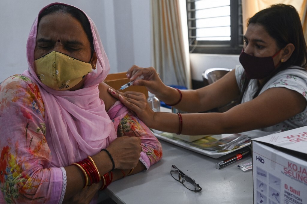 Nhân viên y tế tiêm vaccine Covid-19 cho một phụ nữ ở New Delhi, Ấn Độ hôm 22/9. Ảnh: AFP.