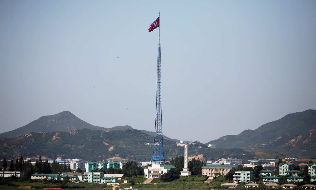 Cột cờ Triều Tiên gần làng đình chiến Panmunjom ở giới tuyến liên Triều hồi năm 2017. Ảnh: Reuters.