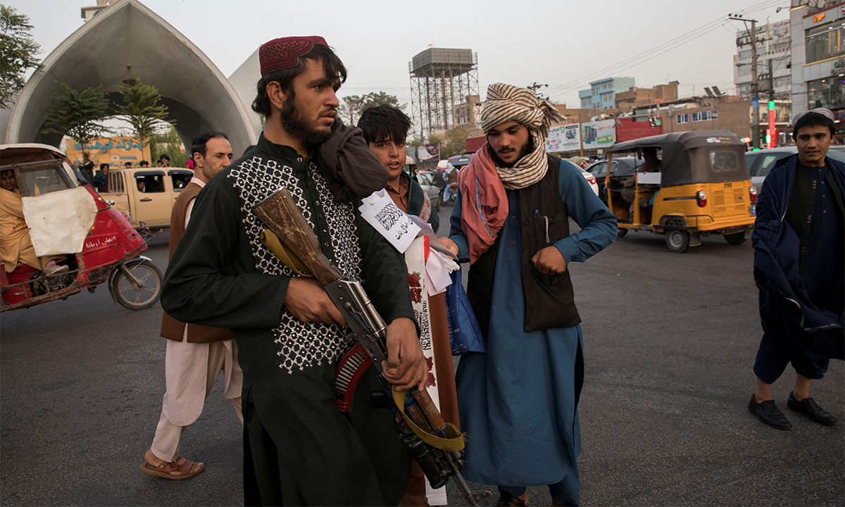 Các tay súng Taliban đi tuần trên đường phố Herat ngày 10/9. Ảnh: Reuters.