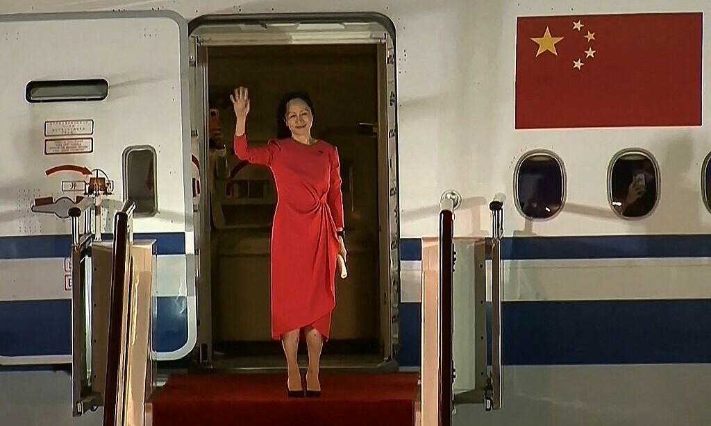 Giám đốc tài chính Huawei Mạnh Vãn Chu vẫy tay chào khi bước ra khỏi máy bay tại sân bay Bảo An Thâm Quyến, Trung Quốc ngày 25/9. Ảnh: AFP.