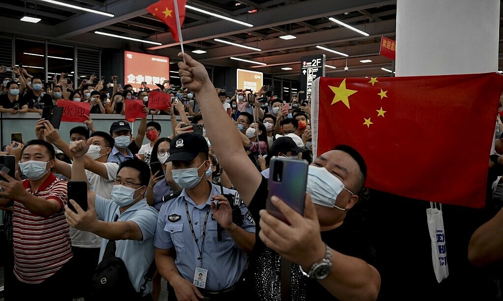 Dân Trung Quốc tập trung tại sân bay Bảo An Thâm Quyến để chào đón giám đốc tài chính Huawei Mạnh Vãn Chu ngày 25/9. Ảnh: AFP.
