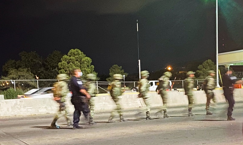 Đặc vụ biên phòng Mỹ áp giải lính Mexico đi vào địa phận ở thành phố biên giới El Paso, bang Texas hôm 25/9. Ảnh: Reuters.