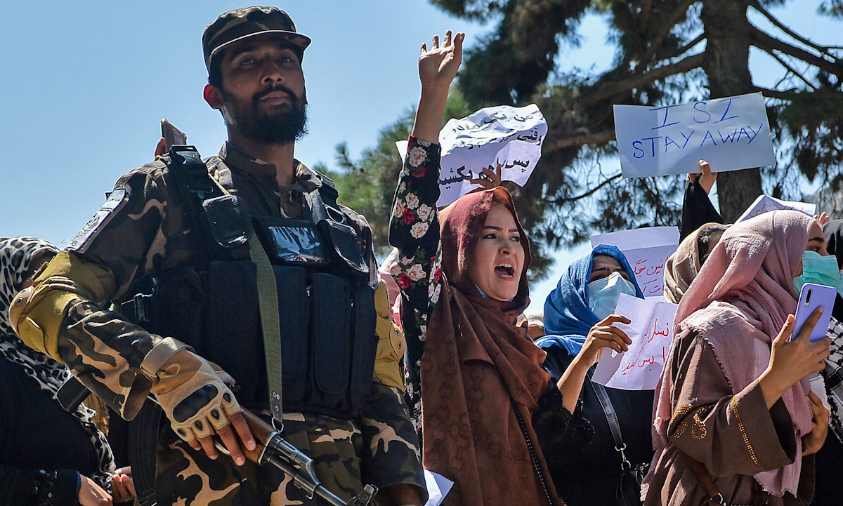 Một lính Taliban đứng giữa nhóm phụ nữ biểu tình ở Kabul hôm 7/9. Ảnh: AFP.