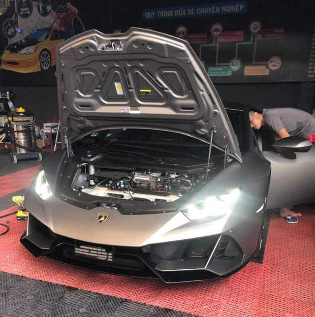 Lamborghini Huracan EVO đầu tiên cập bến Việt Nam: Màu sơn hàng hiếm, nội thất cho thấy độ chơi hết nấc của đại gia sở hữu - Ảnh 2.