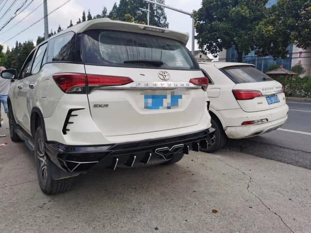 Hết RAV4, đến lượt thánh Toyota Fortuner cũng được lên đời Lamborghini Urus - Ảnh 3.