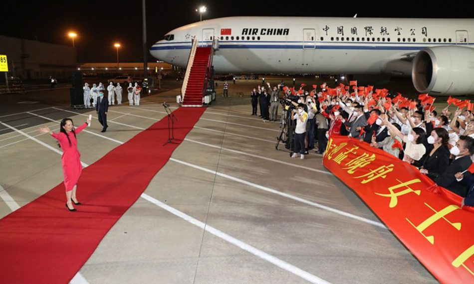 Mạnh Vãn Chu được đám đông chào đón tại sân bay quốc tế Bảo An, Thâm Quyến tối 26/9. Ảnh: Xinhua.