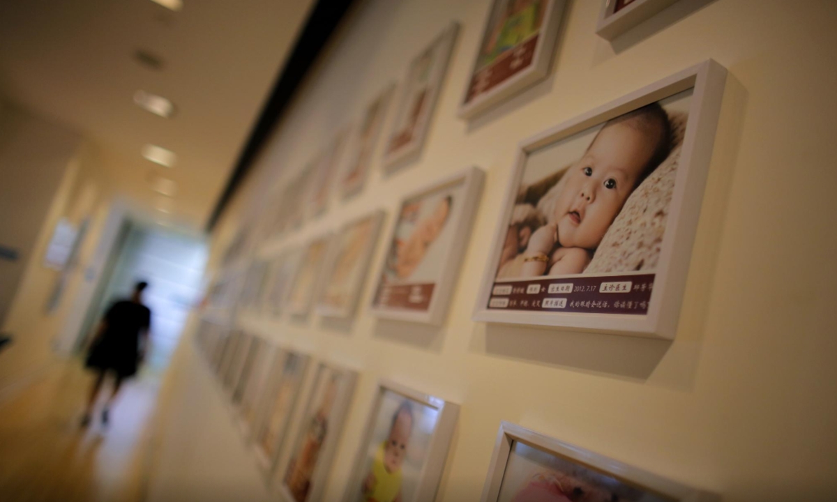 Tranh các em bé chào đời treo trên tường một bệnh viện phụ sản tại Thượng Hải, Trung Quốc, năm 2014. Ảnh: Reuters