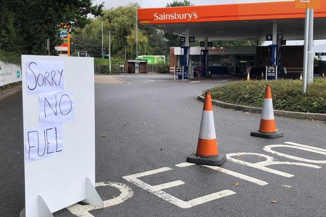 Bảng thông báo hết xăng tại một trạm xăng dầu ở Farlington, Portsmouth, Anh hôm 25/9. Ảnh: Portsmouth News.