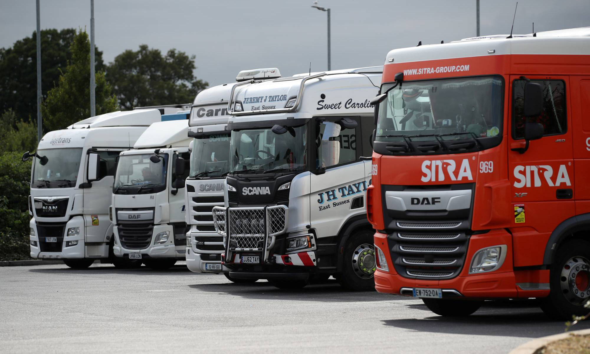Các xe tải tại một bãi đậu xe trên cao tốc ở Cobham, Anh, hôm 31/8. Ảnh: Reuters.
